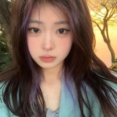 抽象画中的越南少女